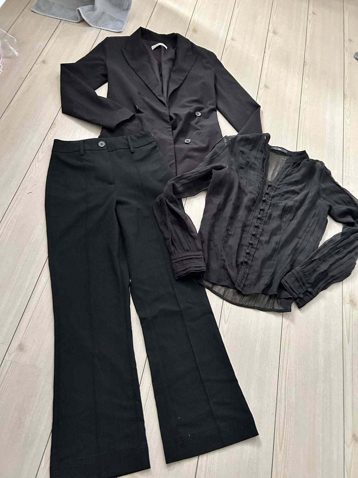 Zwart pak met doorzichtige blouse maat XS S wijde pijp wide, Kostuum of Pak, Zwart, Ophalen of Verzenden, Maat 34 (XS) of kleiner