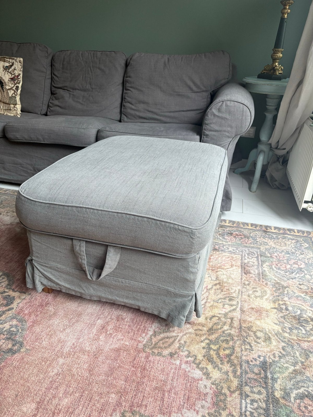 Grijze voetenbank/poef - IKEA Ektorp, Huis en Inrichting, Ophalen, Gebruikt, 75 tot 100 cm, Stof