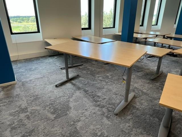 Kinnarps Elektrische zit-zit bureau met kabelgoot, 24 st, 160 cm, Gebruikt, Ophalen of Verzenden, In hoogte verstelbaar