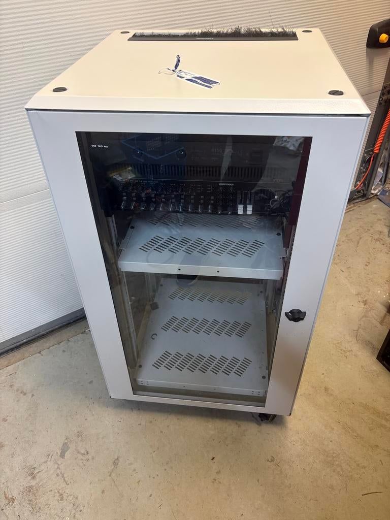 19 inch Rackkast met wielen en glazen deur, Computers en Software, Serverkasten, Ophalen of Verzenden, Zo goed als nieuw