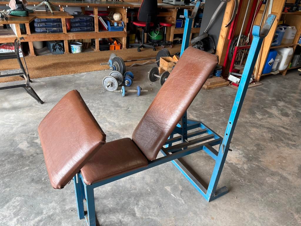 Complete set met drukbank, lat pulley, gewichten e.d, Ophalen, Gebruikt