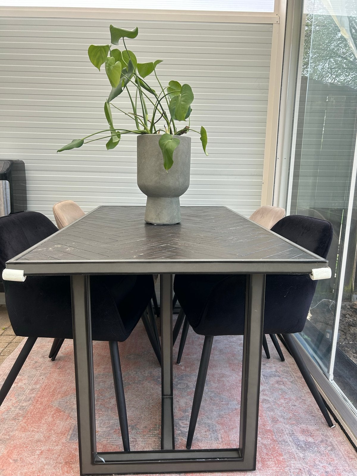 Visgraat eettafel met 4 fluwelen stoelen (2 beige, 2 zwart), 100 tot 150 cm, Zo goed als nieuw, Metaal, Vier personen