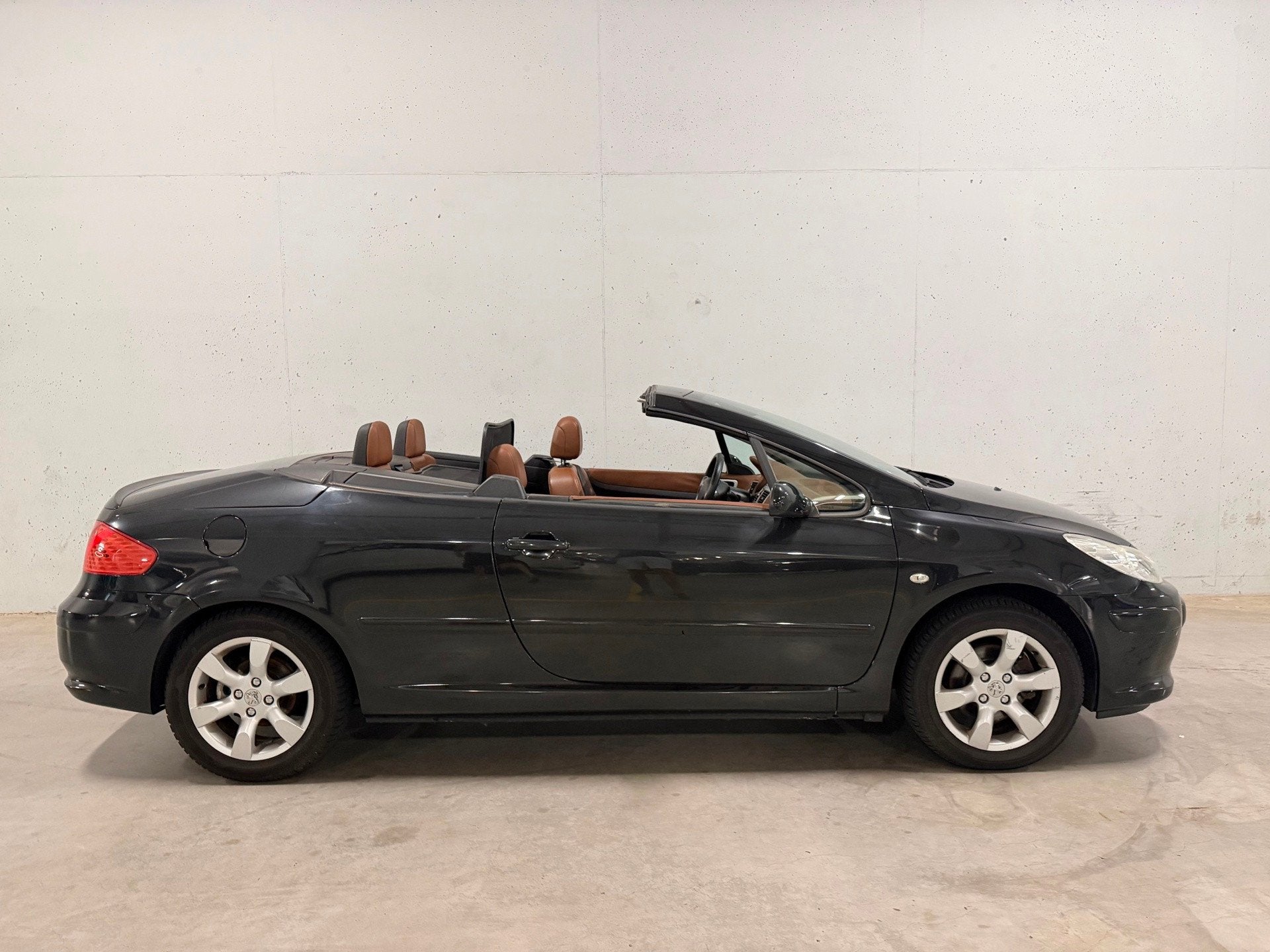 Peugeot 307 CC 2.0-16V Leer Navi Cruise Clima APK NAP, Auto's, Peugeot, Voorwielaandrijving, Gebruikt, 4 cilinders, Cabriolet