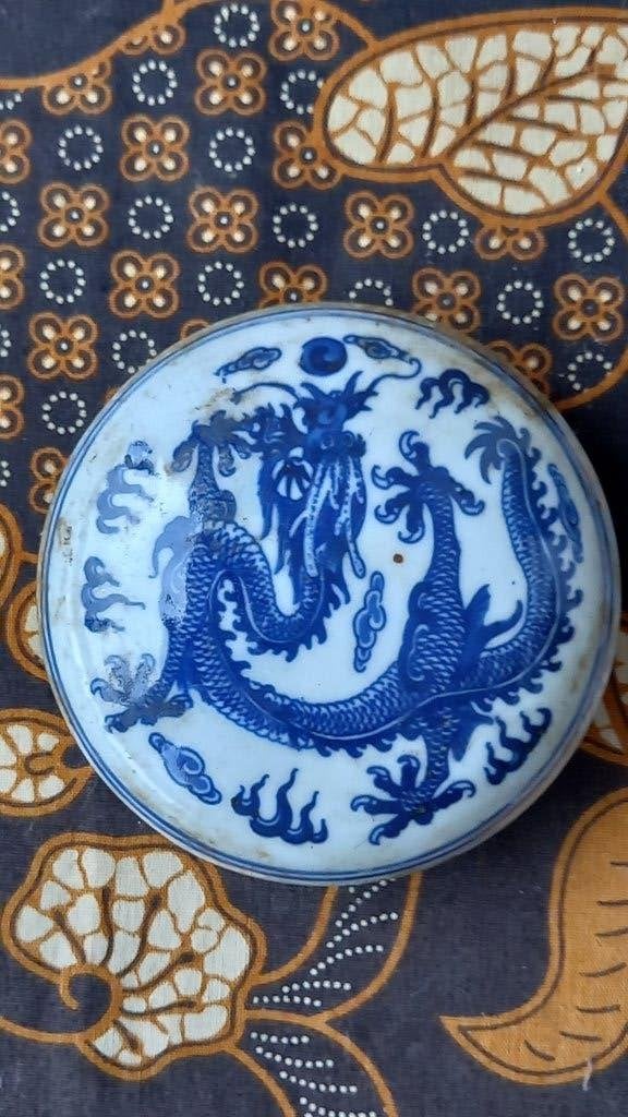 Mooi antiek Chinees doosje van porselein met een draak 9 cm., Antiek en Kunst, Ophalen of Verzenden