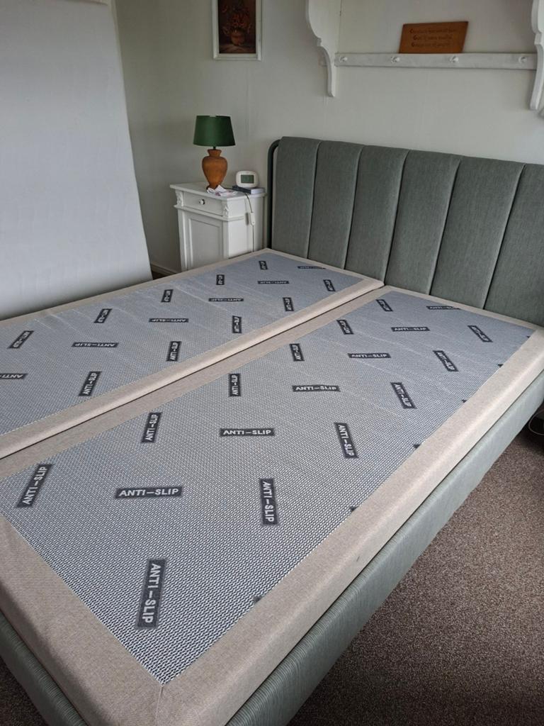 Groen bed Ikea 160x200  met matrassen, Huis en Inrichting, Slaapkamer | Boxsprings, Ophalen, Tweepersoons, Zo goed als nieuw, 160 cm
