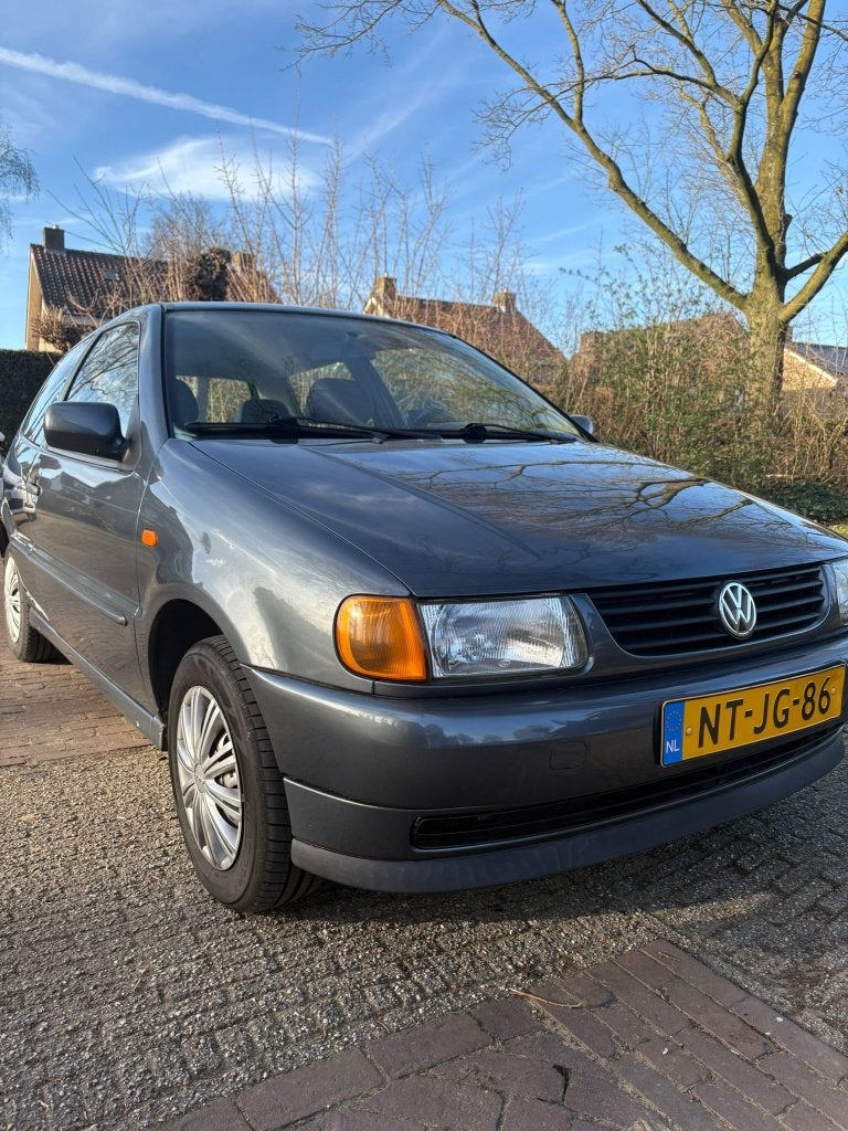 Volkswagen Polo 1.6 55KW AUT 1996 Grijs, Auto's, 74 pk, 31 €/maand, 4 cilinders, Origineel Nederlands