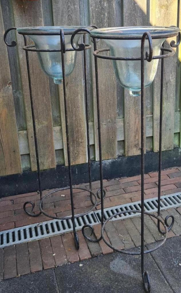 Twee metalen plantenstandaards 90cm met glazen schalen kelk, Tuin en Terras, Bloembakken en Plantenbakken, Ophalen, Gebruikt, Minder dan 60 cm