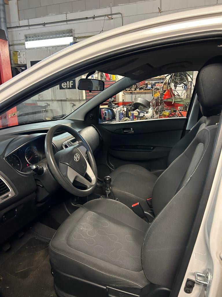 Hyundai i20 1.2 5-DRS 2012 Wit, Auto's, 31 €/maand, 4 cilinders, Wit, Handgeschakeld