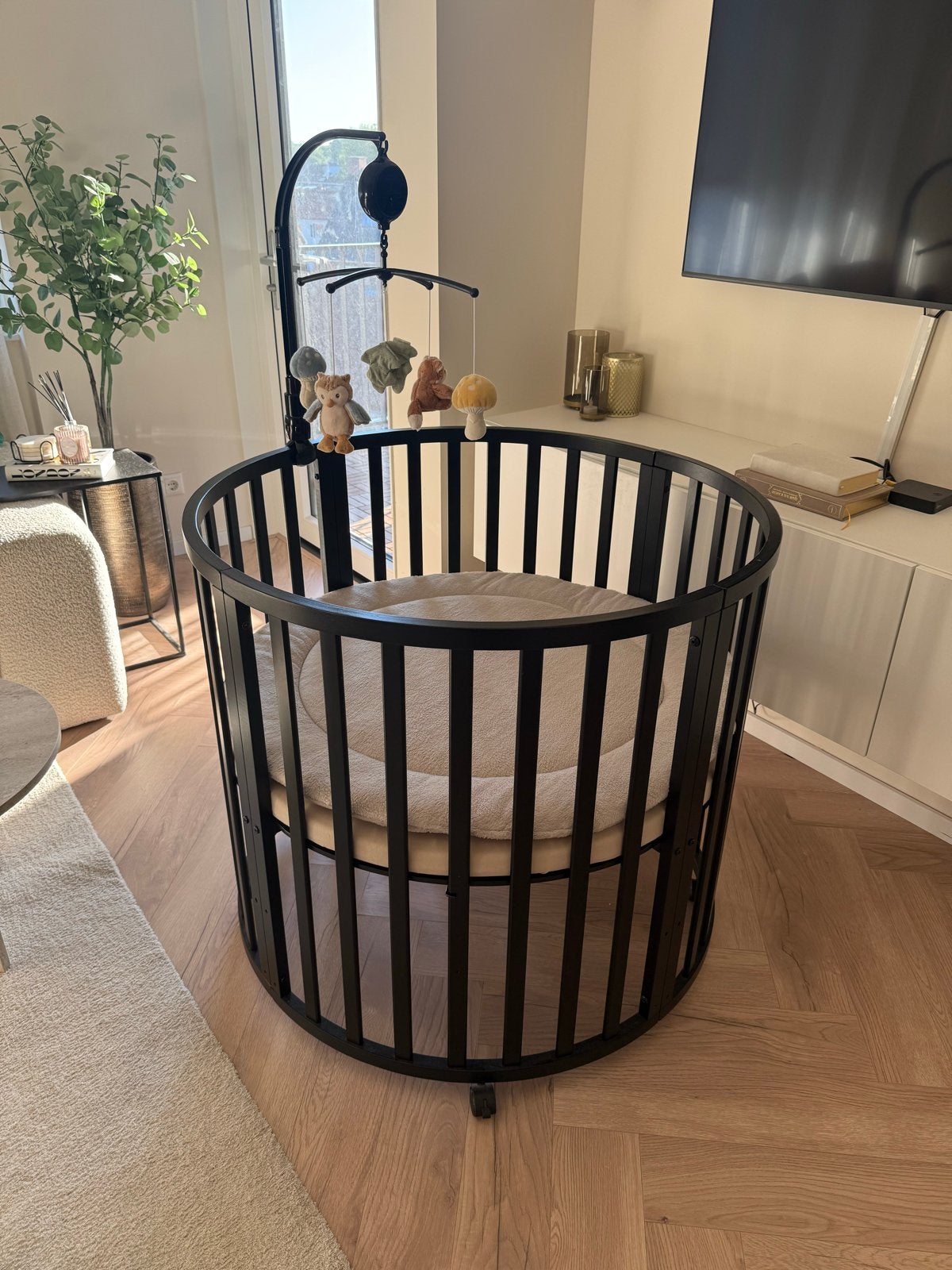 Complete box met matras, boxkleed, hoezen en muziekmobiel, Ophalen, Zo goed als nieuw, Rond, Boxkleed