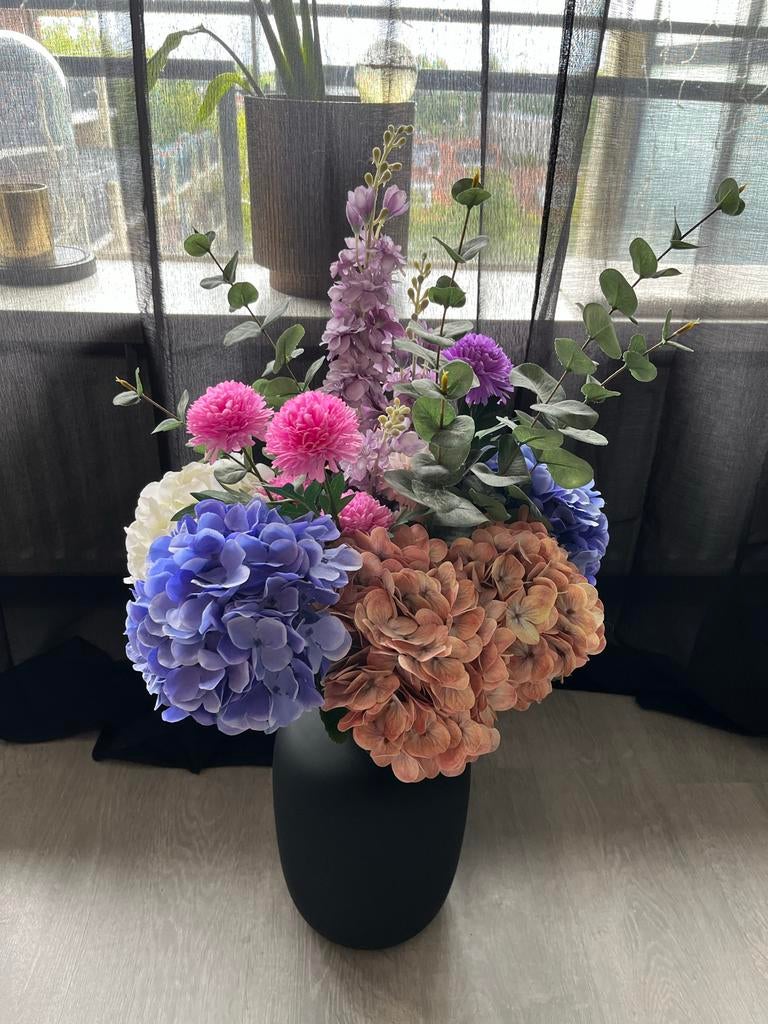 Kunstbloemenboeket met zwarte vaas - Stijlvol en modern, Ophalen of Verzenden, Zo goed als nieuw