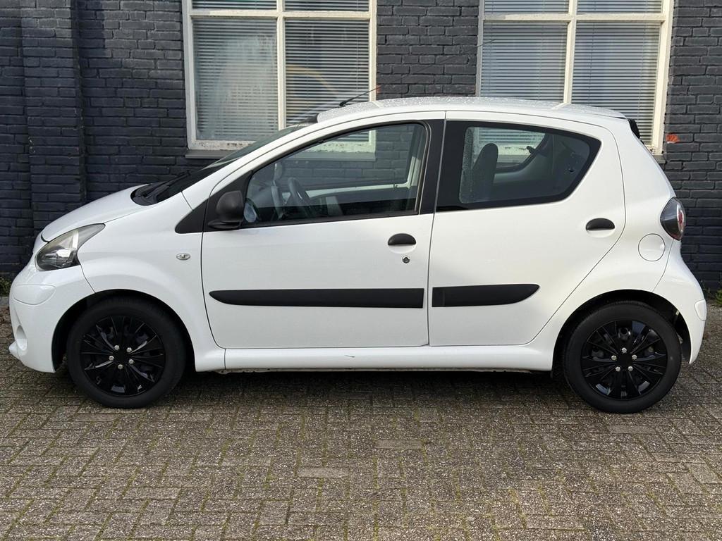 Toyota Aygo 1.0 VVT-i Now NAP|Airco|Electrische ramen|Black, Euro 5, Gebruikt, 4 stoelen, Origineel Nederlands
