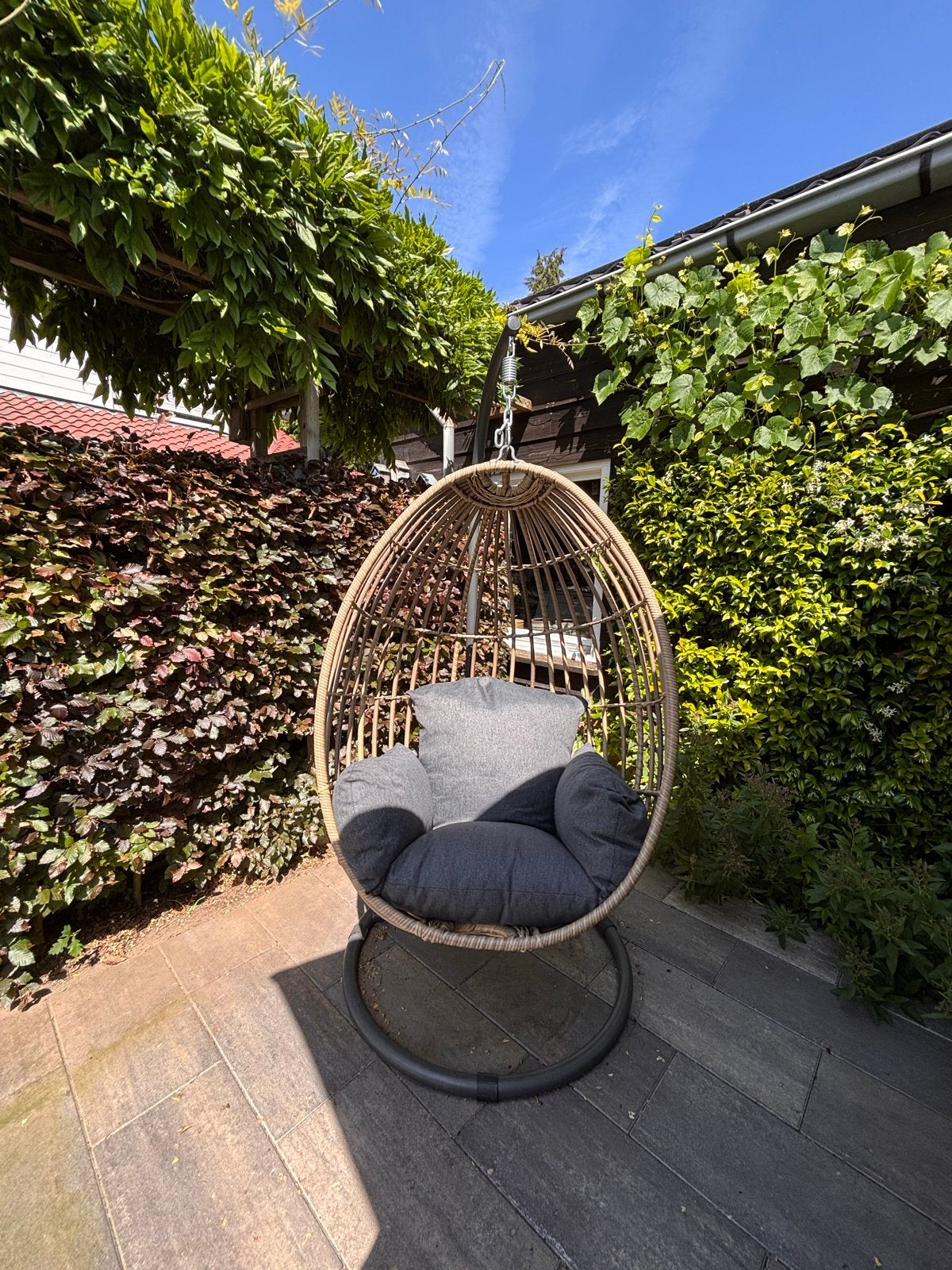 Hangstoel met kussen en standaard en beschermhoes, Tuin en Terras, Ophalen, Zo goed als nieuw, Rotan