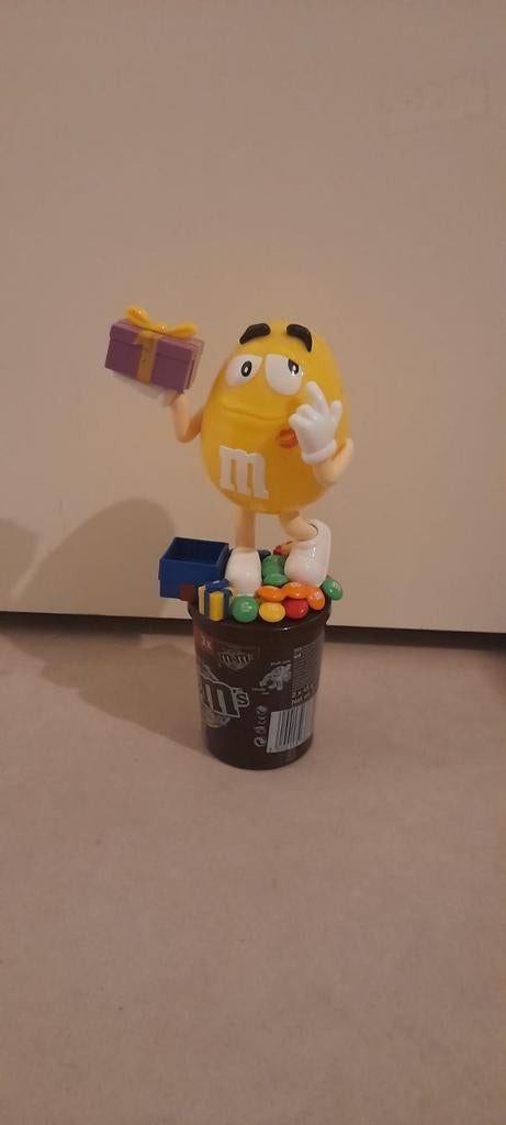 M&M's Gele Karakter Figuur met Cadeau - Decoratie, Ophalen of Verzenden, Zo goed als nieuw