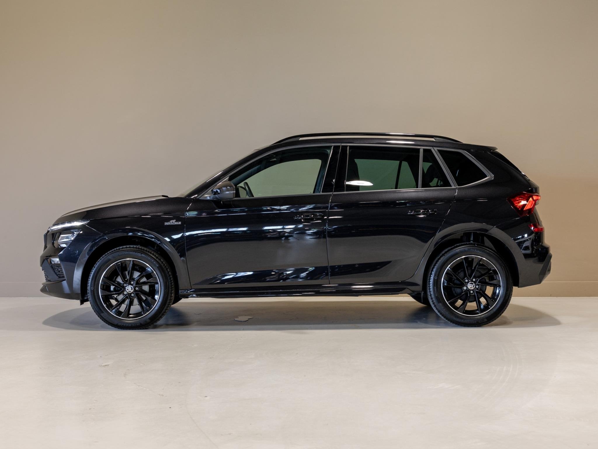 Skoda Kamiq 1.0 TSI Monte Carlo / 115pk / Panorama dak / Sto, Gebruikt, Met garantie (alle), Zwart, 3 cilinders