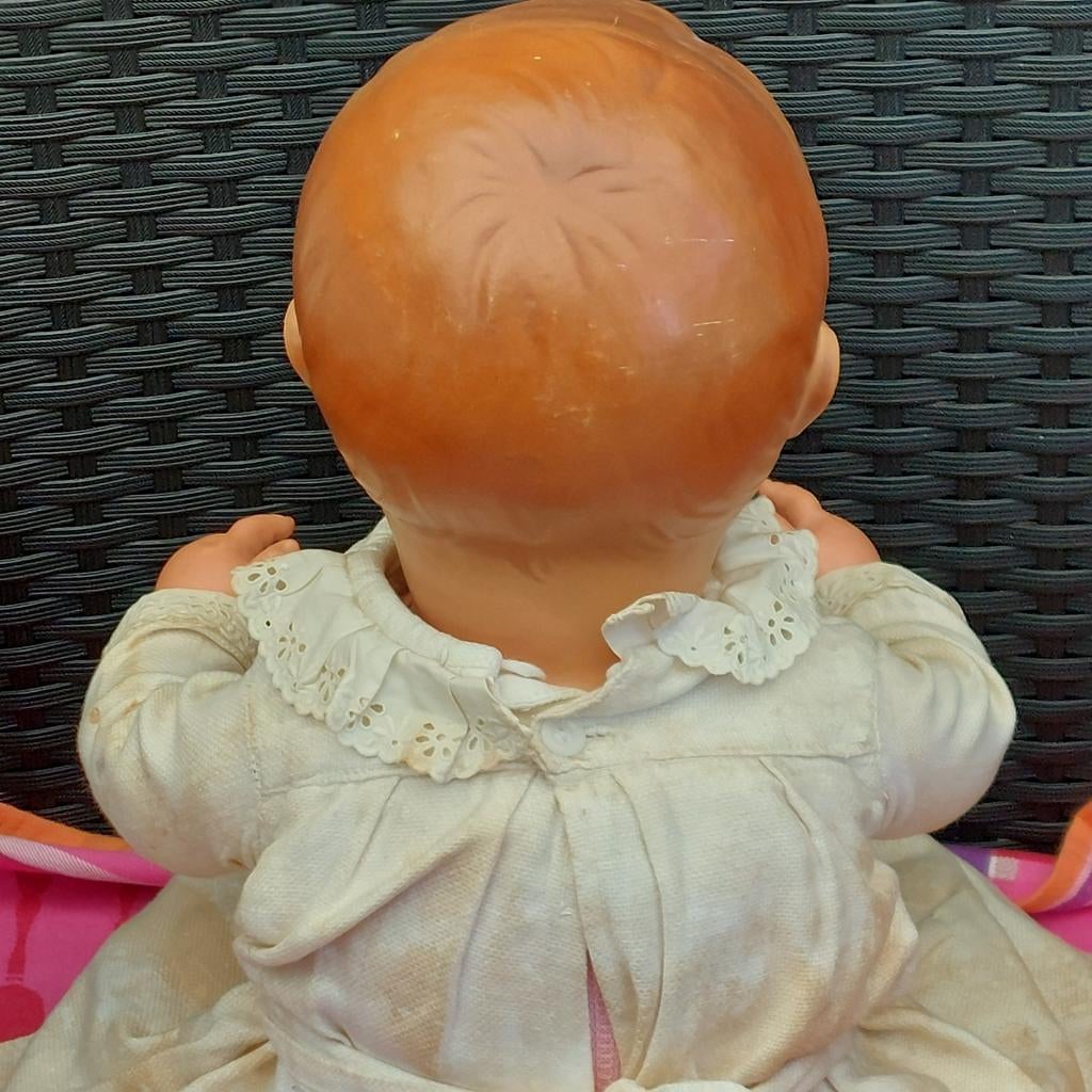 Oude babypop in originele kleding, Verzamelen, Poppen, Ophalen of Verzenden, Gebruikt, Babypop