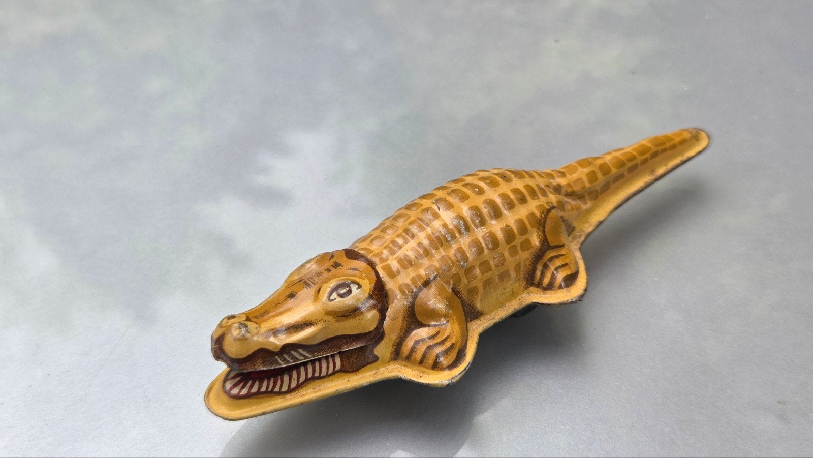Oud bikken speelgoed Suzuki krokodil figuur Japan, Ophalen of Verzenden