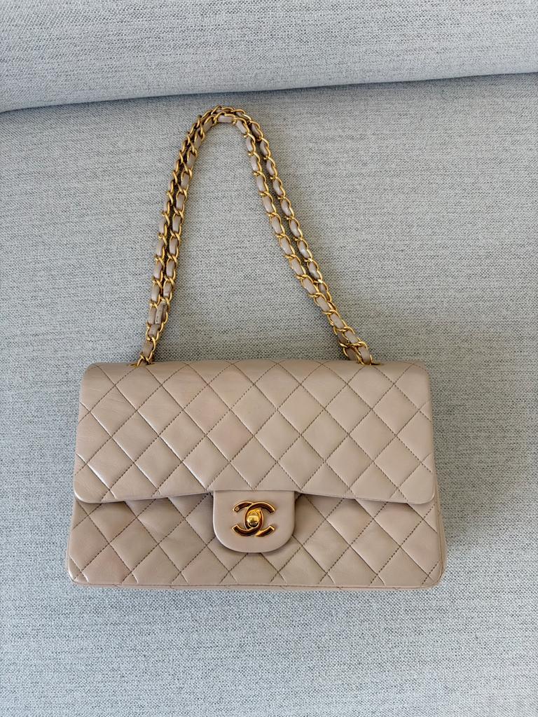Chanel classic medium flap bag gold hardware VINTAGE, Ophalen, Gebruikt, Beige, Handtas