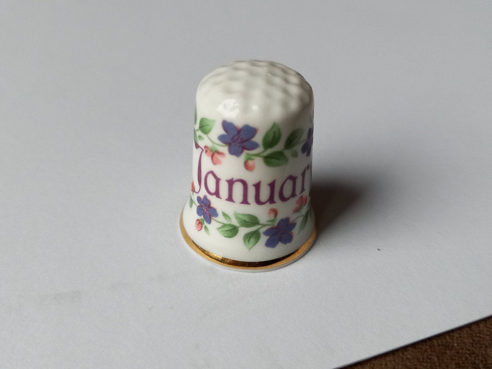 Mooi vingerhoedje January  (Birchcroft China), Verzamelen, Ophalen of Verzenden, Gebruikt
