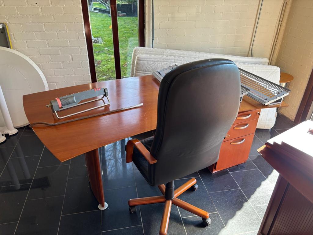 Directiemeubilair: Bureau, bureau-archiefkast en kast., Ophalen
