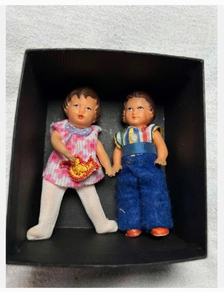 2 x vintage poppenhuis popjes 8 cm in doosje, Popje, Ophalen of Verzenden, Zo goed als nieuw, X