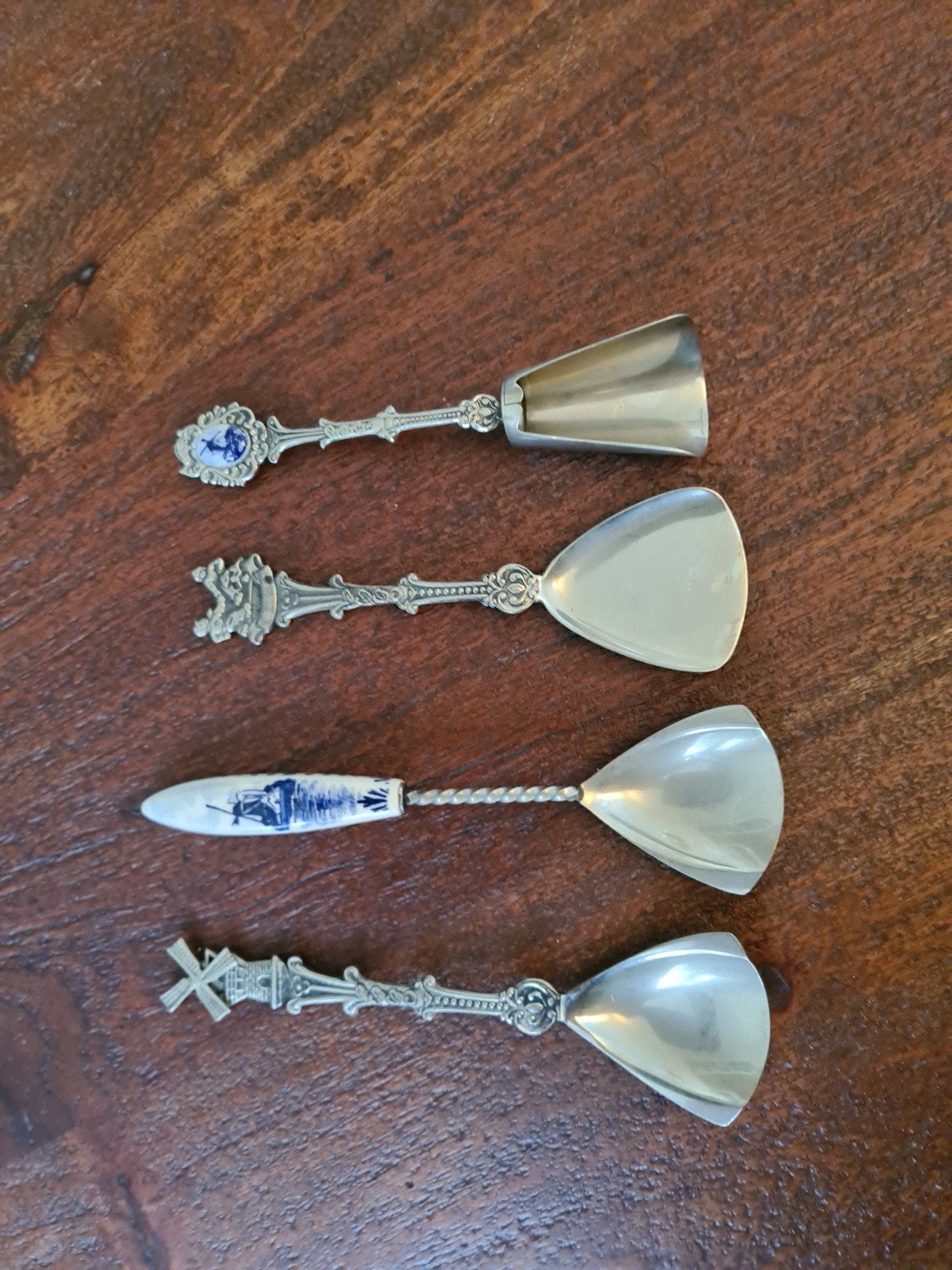 Set van 4 decoratieve lepels met Nederlandse motieven, Antiek en Kunst, Ophalen of Verzenden