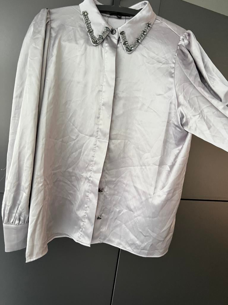 FRANK USHER GRIJS SATIJN SATIJNEN BLOUSE STENEN KRAAG S / M, Ophalen of Verzenden, Zo goed als nieuw, Maat 38/40 (M), Grijs