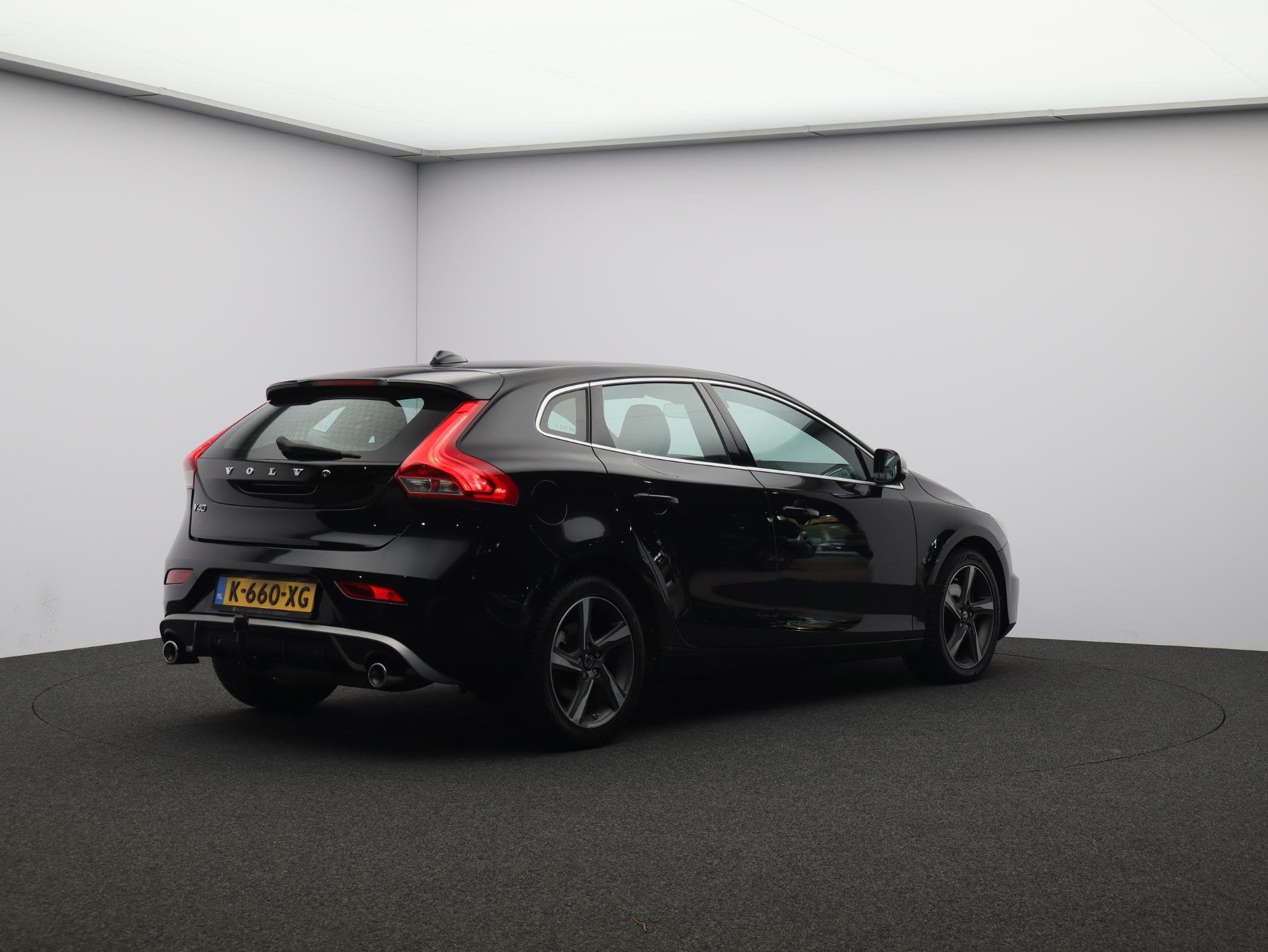 Volvo V40 1.6 T2 R-Design / Trekhaak / Stoelverwarming / Voo, Auto's, Voorwielaandrijving, Gebruikt, 4 cilinders, Zwart