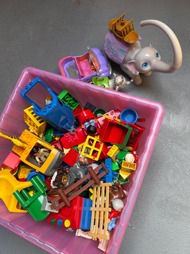 Grote Curver bak vol Duplo: dierentuin dieren en struiken, Kinderen en Baby's, Speelgoed | Duplo en Lego, Ophalen, Gebruikt, Inclusief extra onderdelen