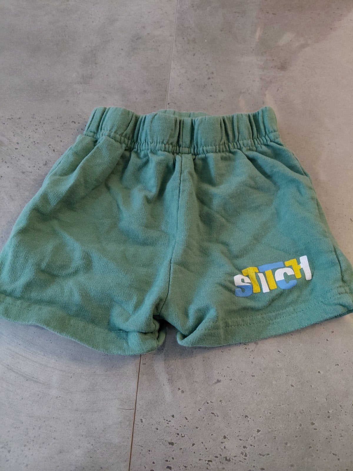 Leuk groen Stitch baby broekje maat 80, Ophalen, Broekje, Jongetje of Meisje, Zo goed als nieuw