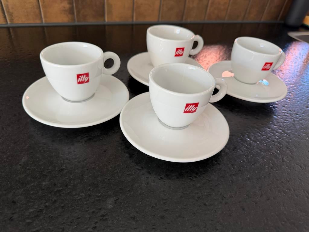 Illy koffie kopjes met schotels - set van 4, Verzamelen, Ophalen, Zo goed als nieuw, Porselein, Kop en/of schotel