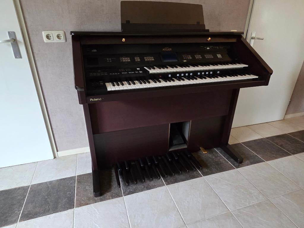 Prachtige Roland Atelier AT-60S digitaal orgel, Muziek en Instrumenten, Orgels, Ophalen, Gebruikt, 2 klavieren, Orgel