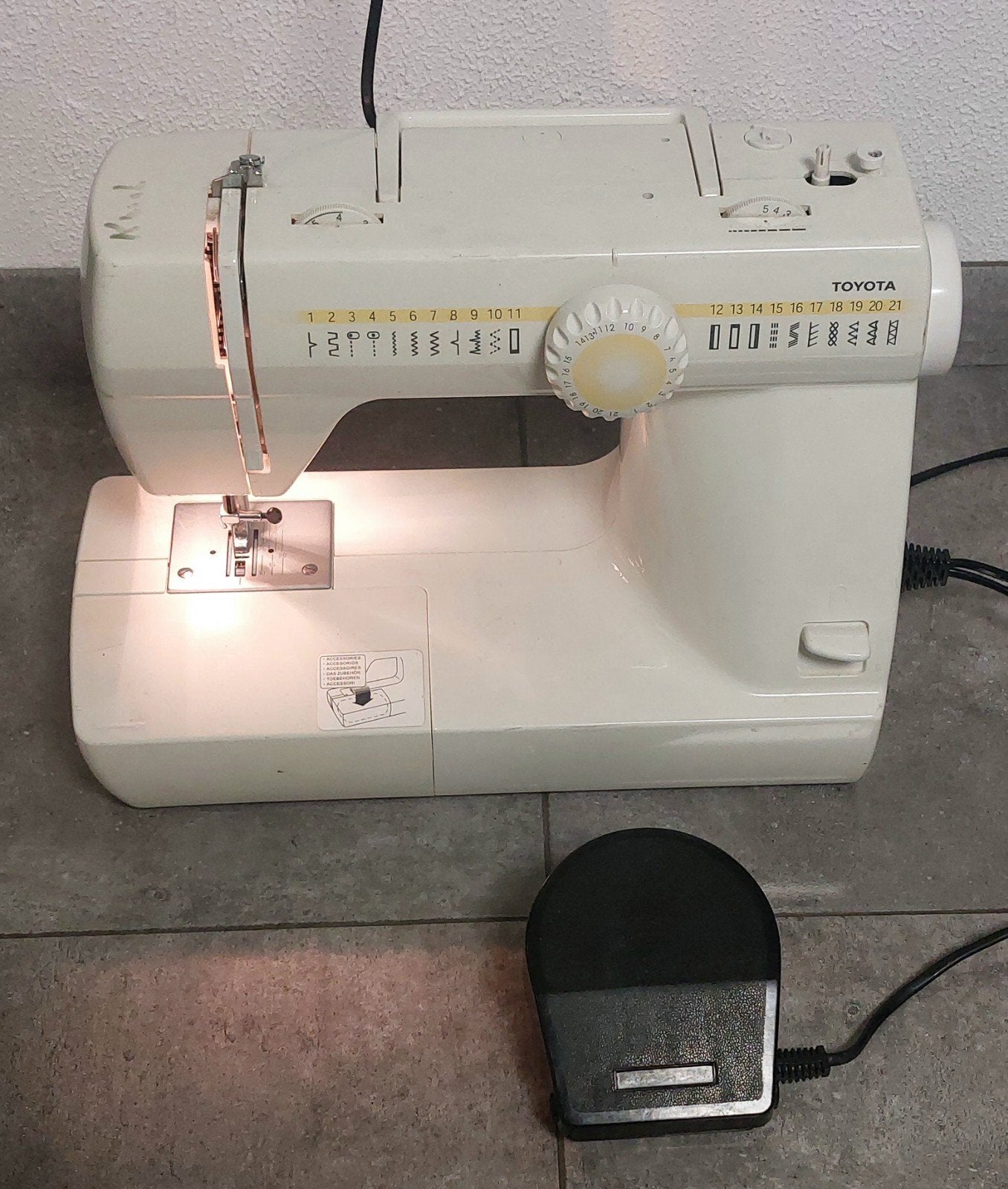TOYOTA CU27 , Naaimachine, Hobby en Vrije tijd, Ophalen of Verzenden, Zo goed als nieuw, Naaimachine, Overige merken