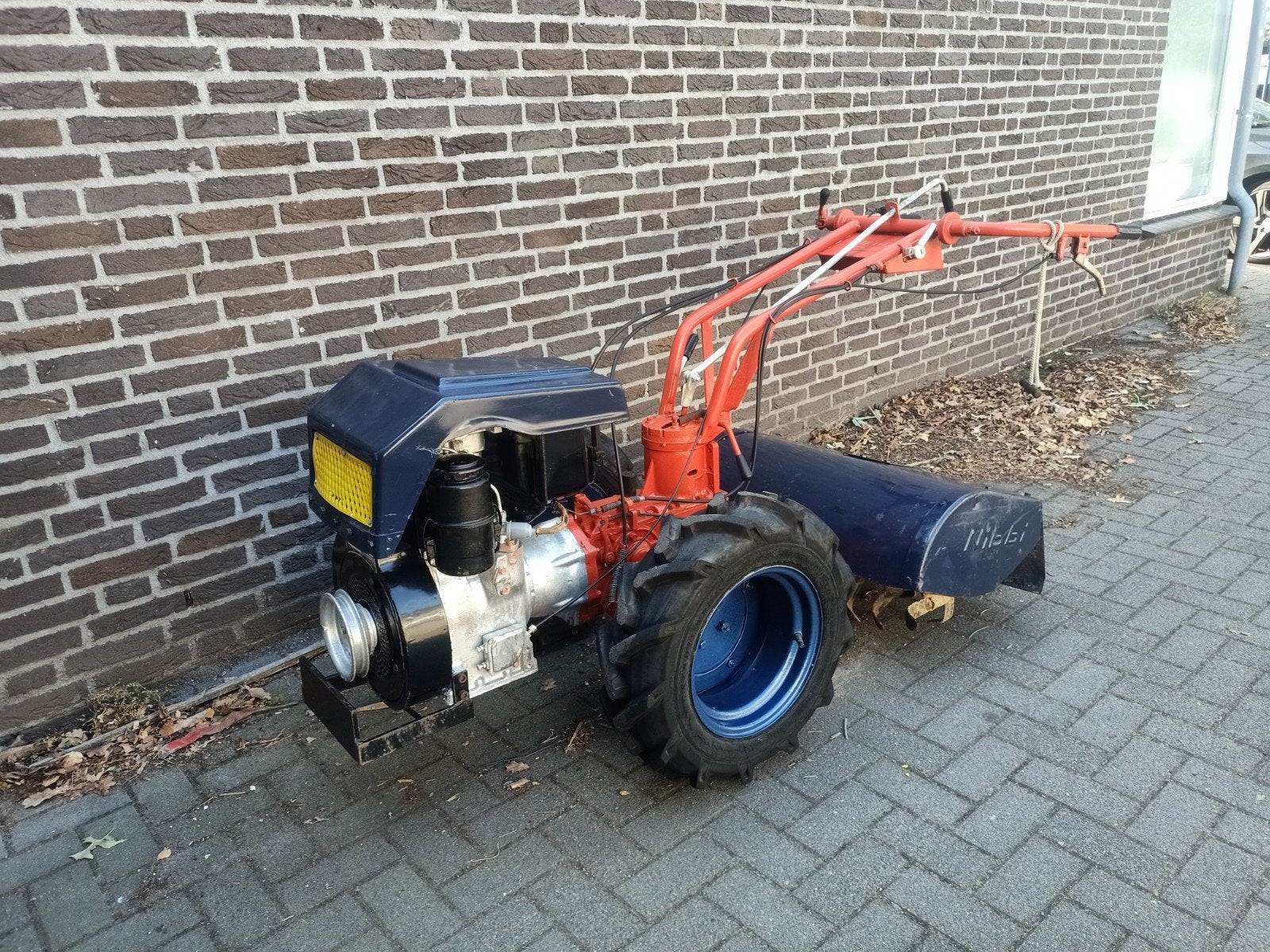 tuinfrees nibbi, Ophalen