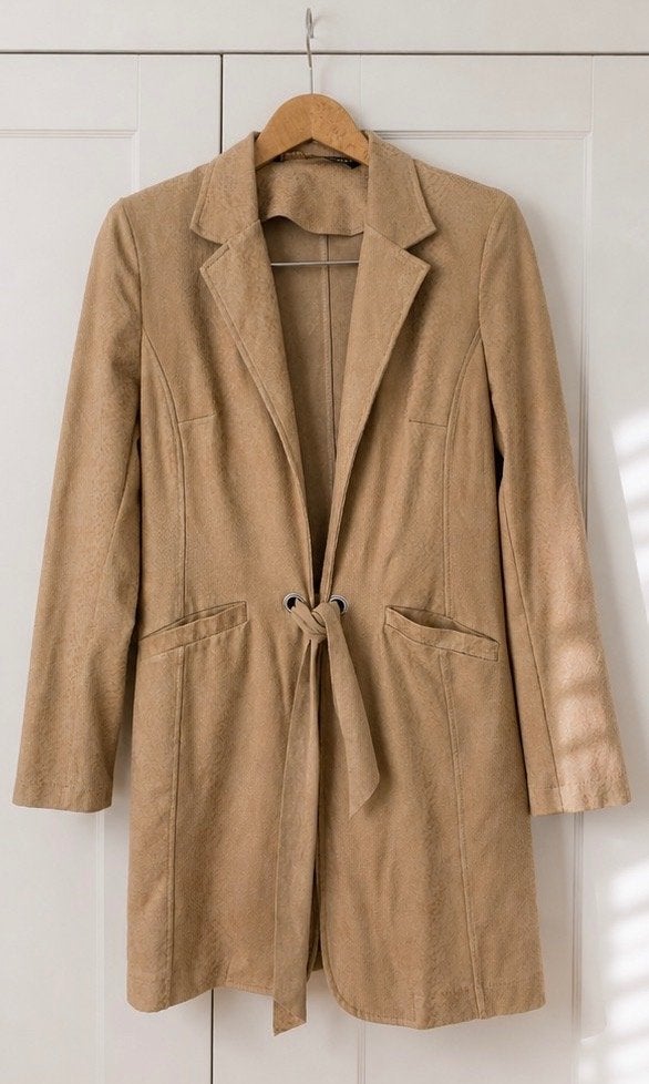 Crème de la crème  suede look lange blazer beige nieuw S, Kleding | Dames, Jasjes, Kostuums en Pakken, Beige, Ophalen of Verzenden