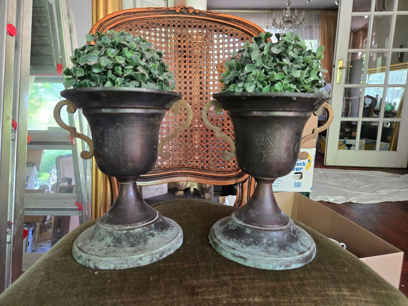 2 antieke bronzen / koperen vazen met gravure, Antiek en Kunst, Ophalen