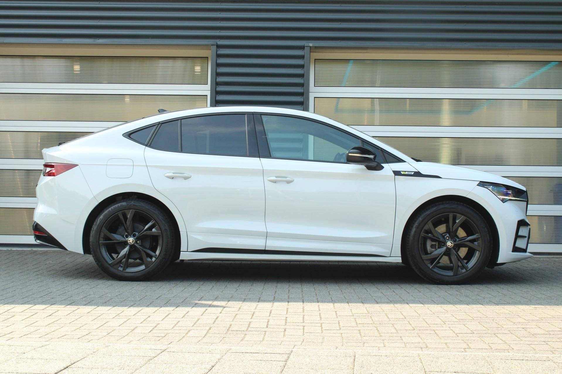 Skoda Enyaq Coupé RS 80 300pk | SoH 92% | Trekhaak | Panora, Auto's, Automaat, 12 maanden, Gebruikt, Zwart