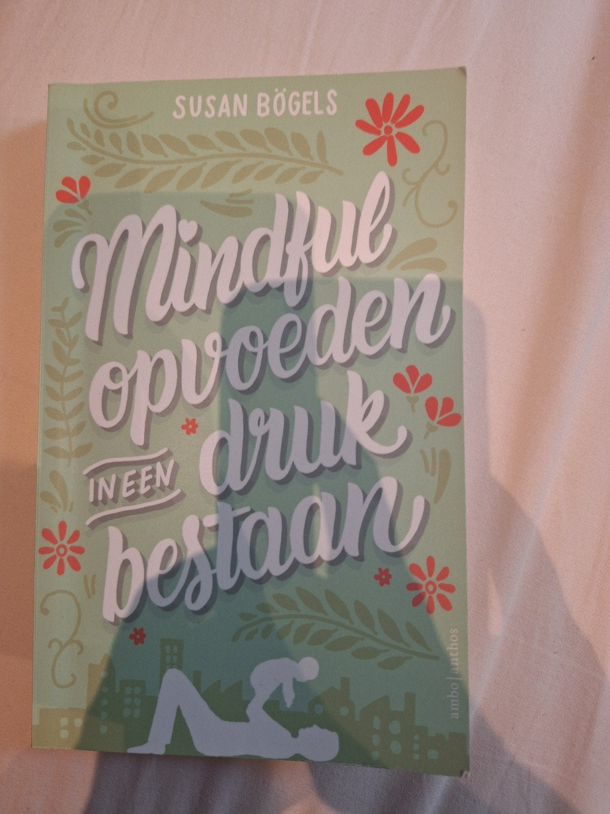 Mindful opvoeden in een druk bestaan - Susan Bögels, Ophalen of Verzenden, Zo goed als nieuw, Opvoeding tot 6 jaar, Susan Bögels