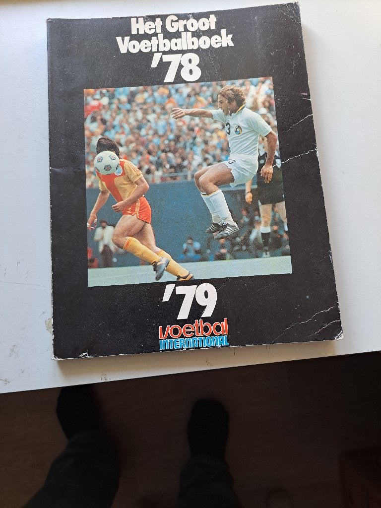 Het Groot Voetbalboek '78 - '79, Ophalen of Verzenden, Gelezen, Balsport