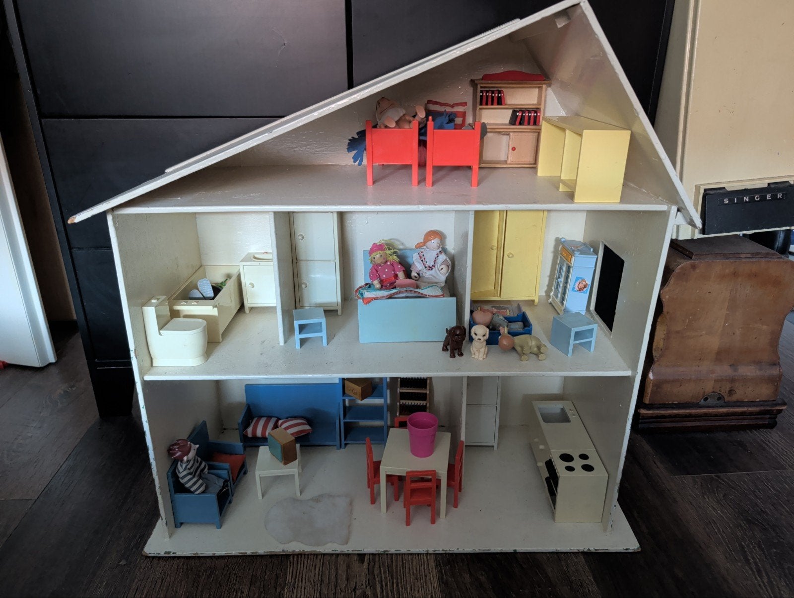 poppenhuis met meubels popjes etc, Ophalen, Gebruikt, Poppenhuis