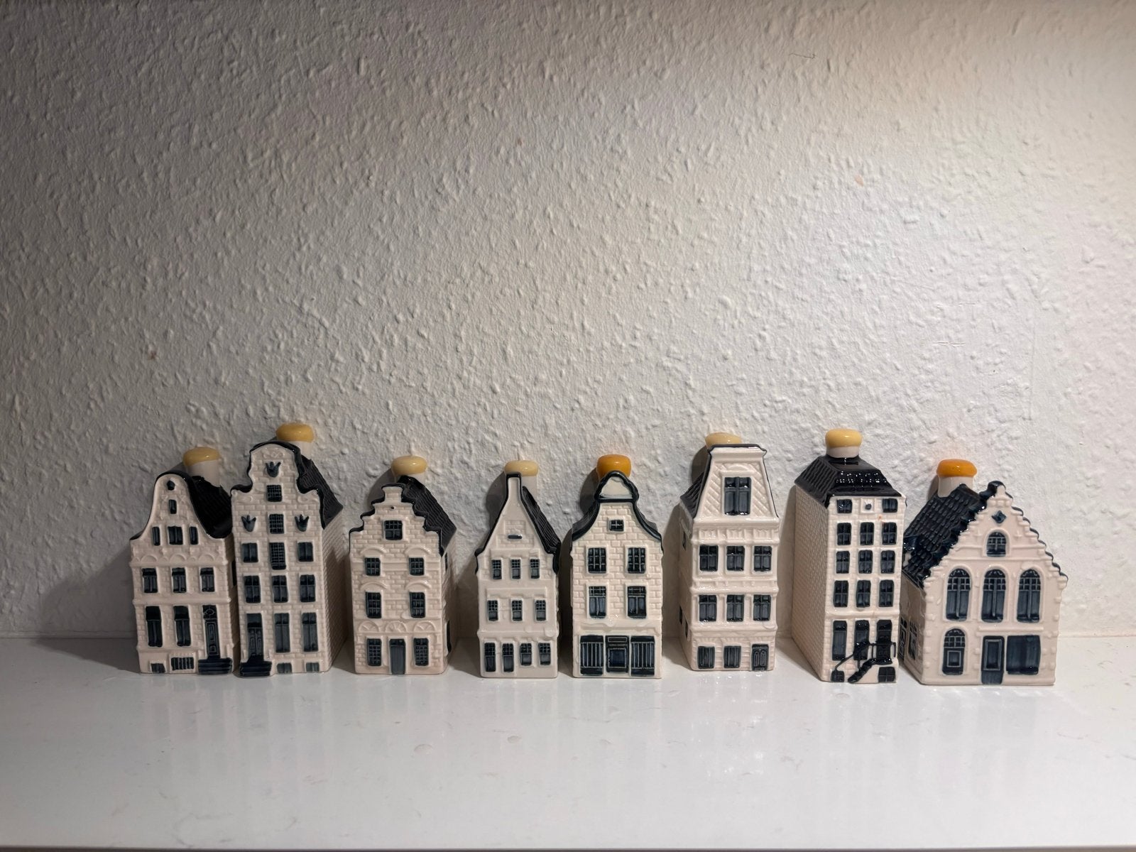 KLM Huisjes - Set van 8 - 30, 31, 34, 40, 49, 56, 57 en 61, Ophalen of Verzenden, Zo goed als nieuw, 41 t/m 60, Gevuld