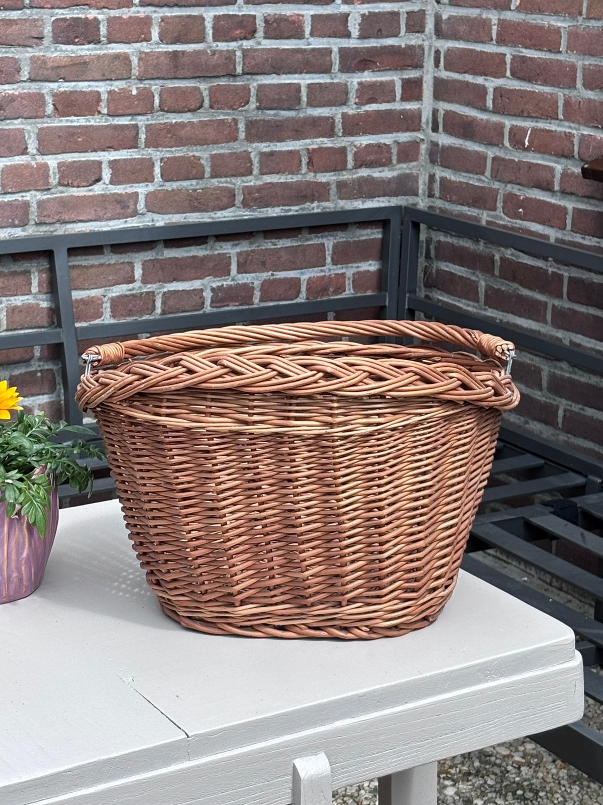 Mooie rieten fietsmand, Ophalen