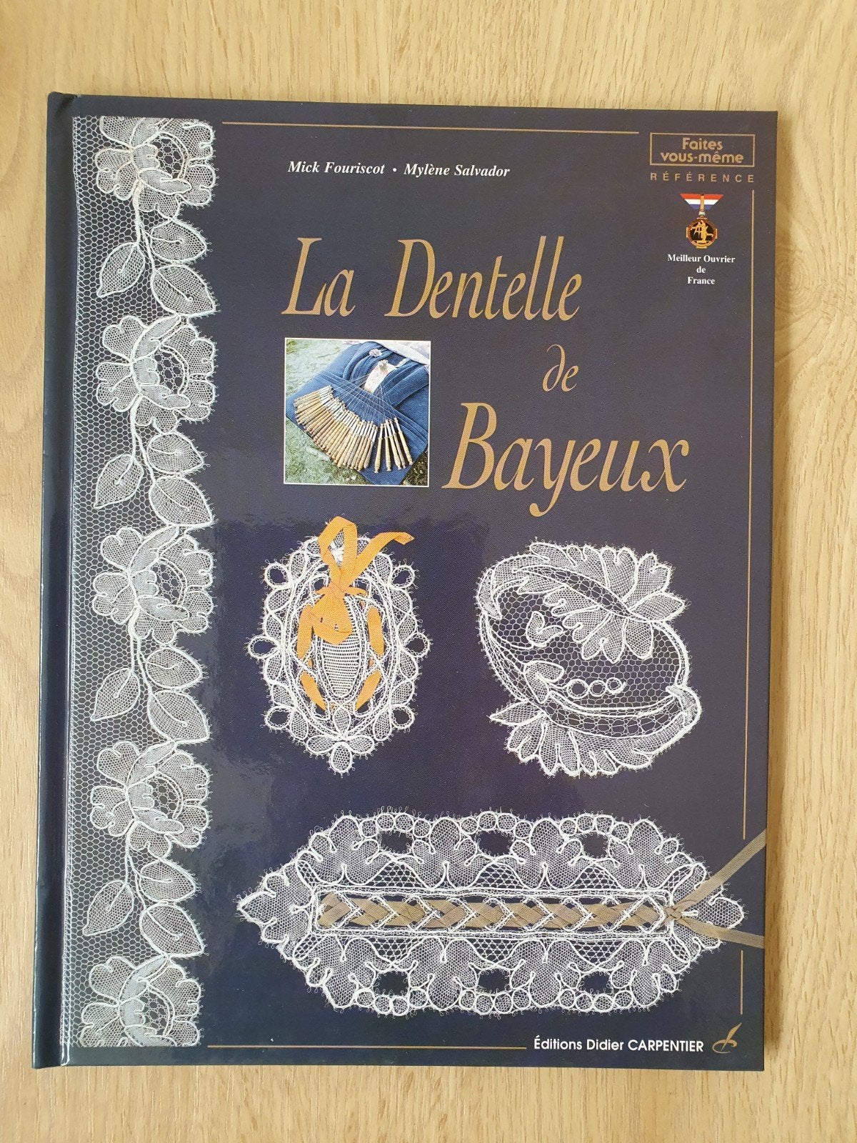 Kantboek - La dentelle de Bayeux, Ophalen of Verzenden, Zo goed als nieuw