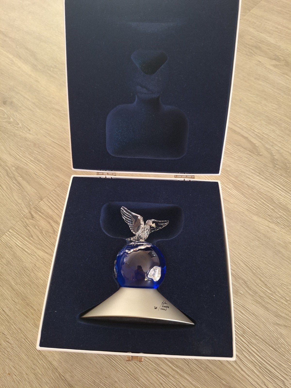 Swarovski Kristal Adelaar op Blauwe Bol - Limited Edition, Verzamelen, Swarovski, Ophalen, Zo goed als nieuw, Figuurtje