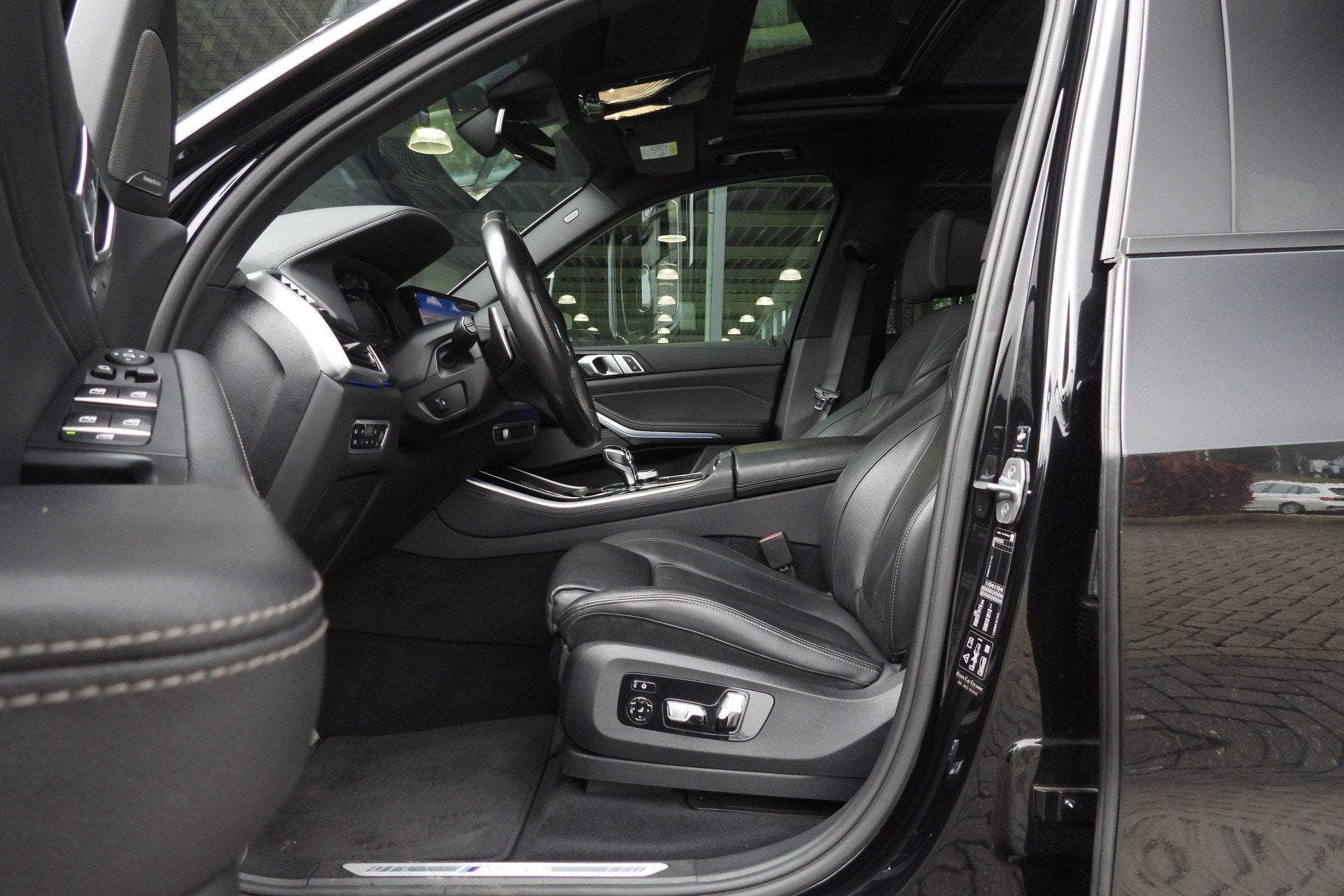 BMW X5 M50i High Executive Automaat / Panoramadak Sky Lounge, Auto's, BMW, Gebruikt, 4395 cc, Zwart, Leder