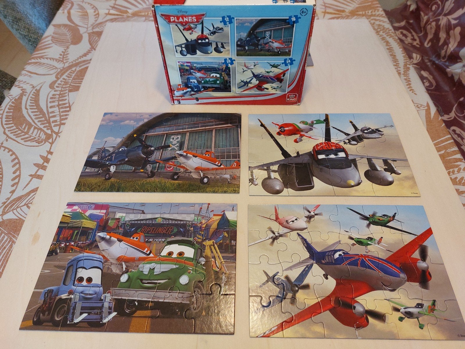 DISNEY PLANES PUZZELBOX VIER PUZZELS compleet + onbeschadigd, Ophalen of Verzenden, 10 tot 50 stukjes, Zo goed als nieuw, 4 tot 6 jaar