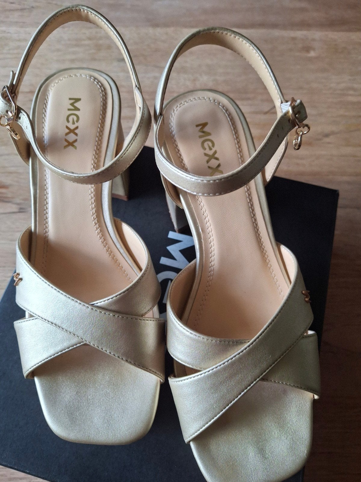 Mexx Gouden Sandalen Maat 40 - 1x Gedragen op Bruiloft, Mexx, Overige kleuren, Zo goed als nieuw, Sandalen of Muiltjes