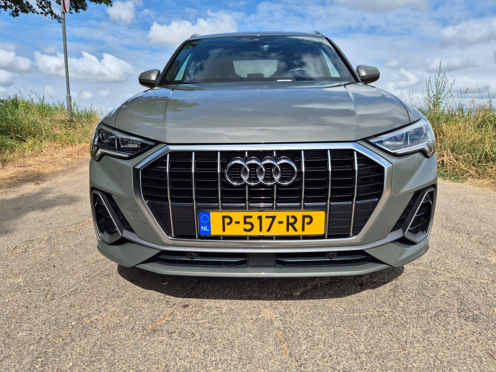 Audi Q3 35 Tfsi 150pk S Tronic 2019 Grijs, Auto's, Audi, Zwart, 4 cilinders, Leder en Stof, 84 €/maand