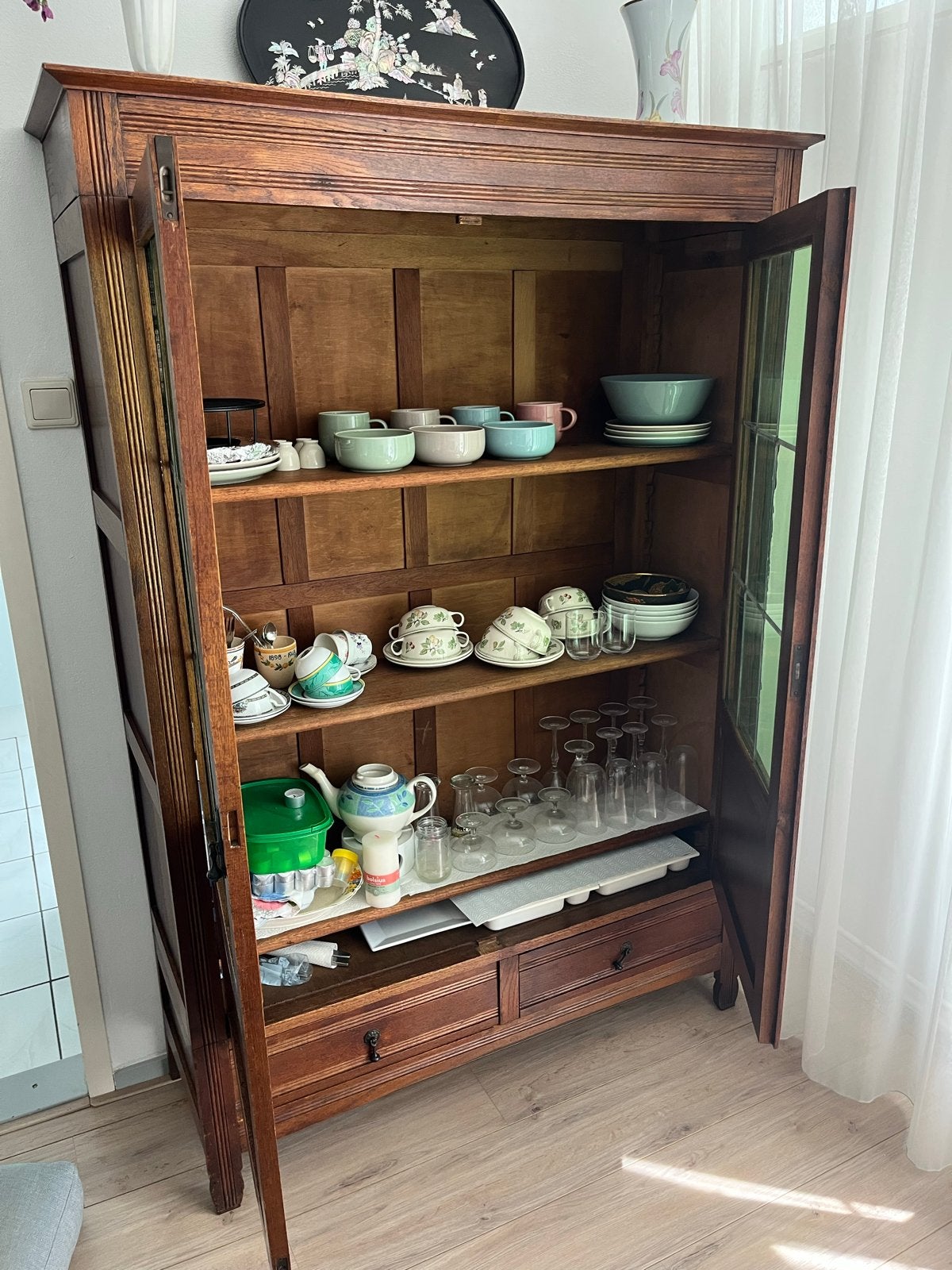 Antieke houten vitrinekast met glazen deuren, Antiek en Kunst, Ophalen