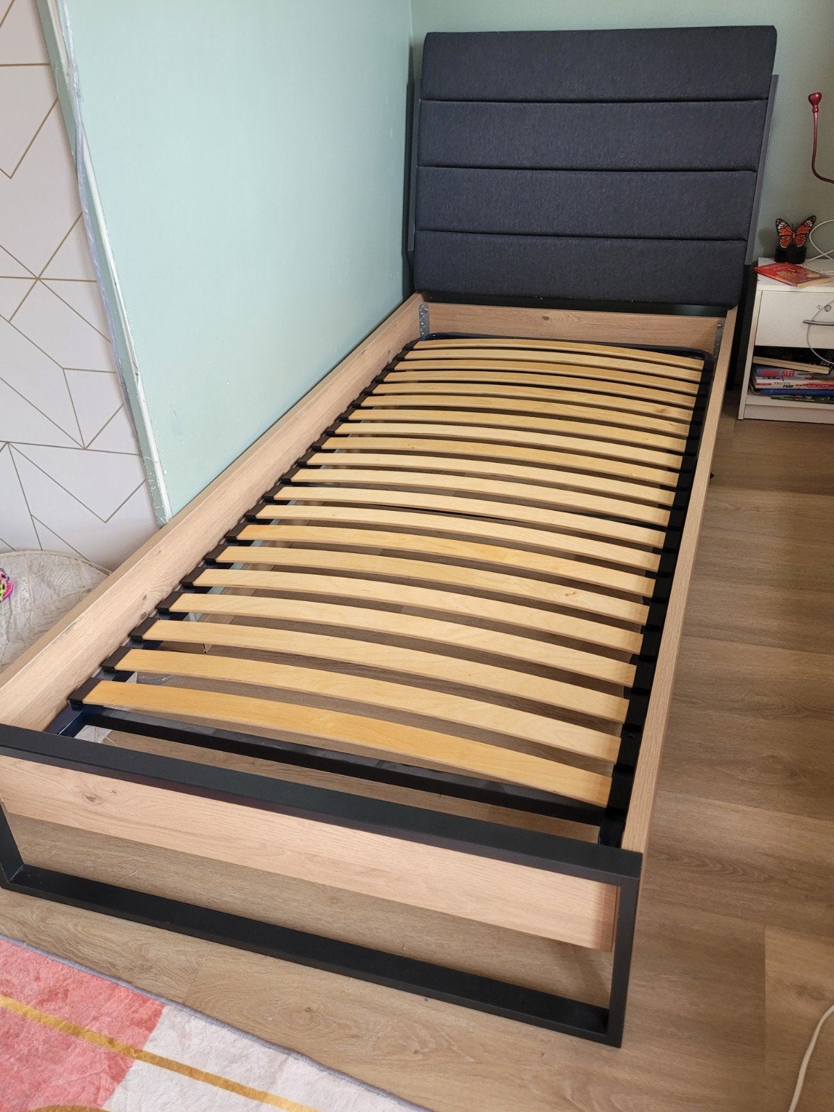Eenpersoonsbed met lattenbodem en gestoffeerd hoofdbord, Ophalen, 90 cm, Eenpersoons, Zo goed als nieuw
