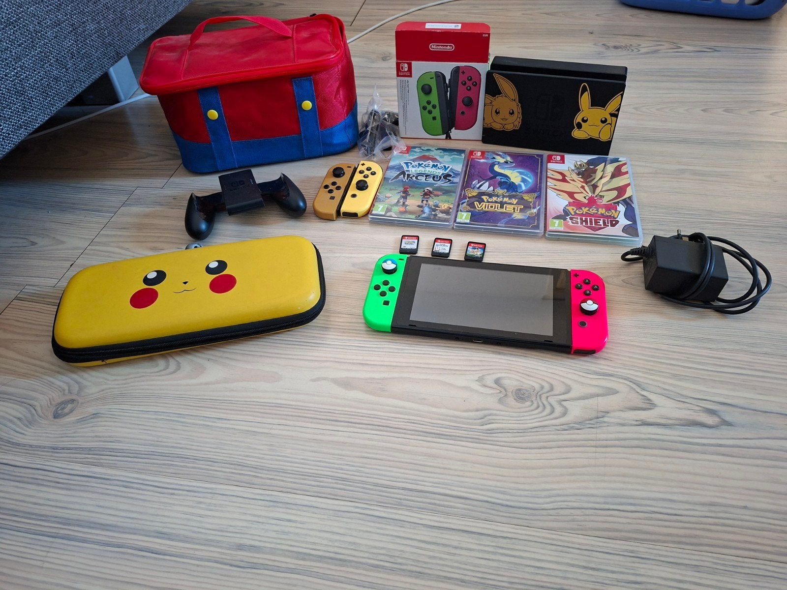 Nintendo Switch Limited Pokémon Edition + Extra Joy-Cons & 6, Spelcomputers en Games, Spelcomputers | Nintendo Switch, Ophalen of Verzenden